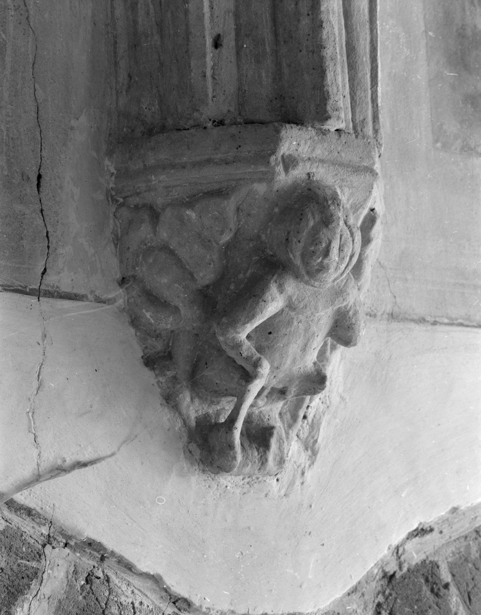 Opactwo Cystersów - wnętrze: kapitularz. Wspornik służki., skan 1