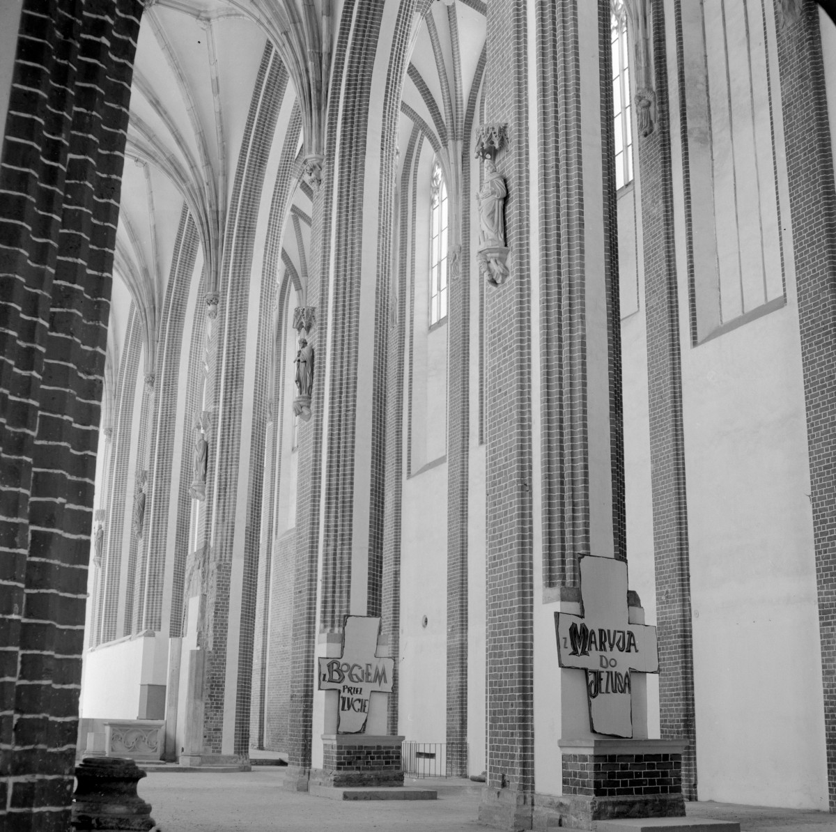 Kościół NMP na Piasku - wnętrze: fragment pod arkadami międzynawowymi, skan 1