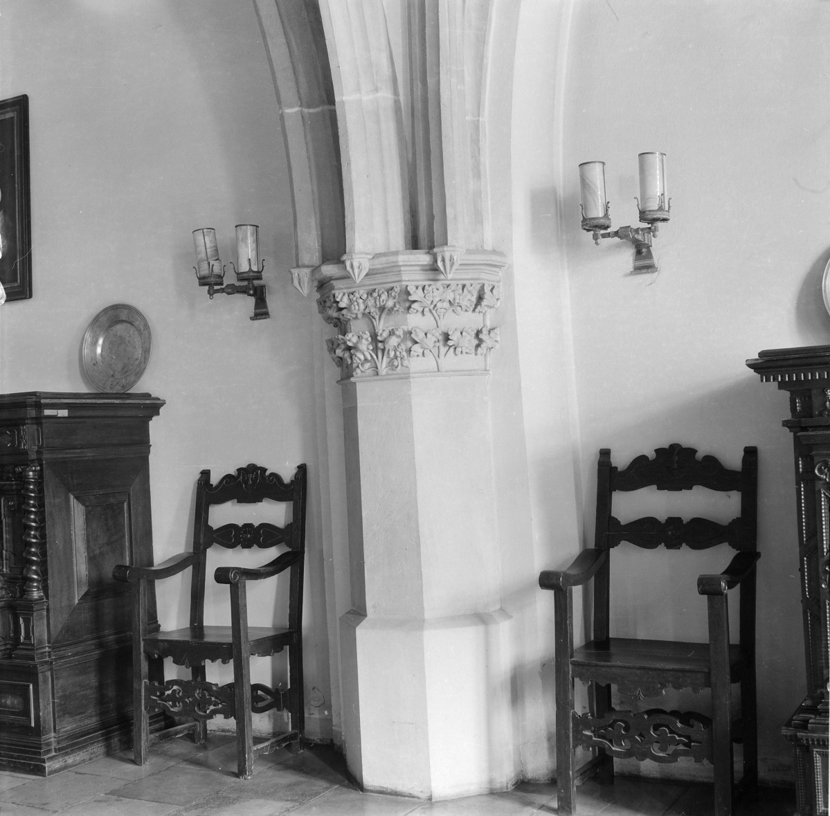 Stary Ratusz. Wnętrze Sali Książęcej. Filar podtrzymujący sklepienie., skan 1