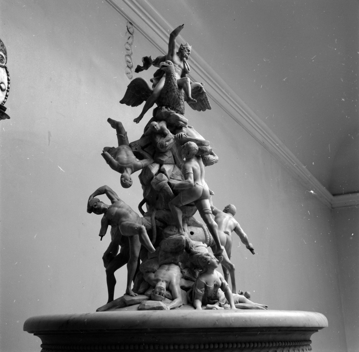 pałac von Strachwitzów - wnętrze - piętro I - fontanna przy balustradzie schodowej  - fragment /grupa rzeźb/, skan 1