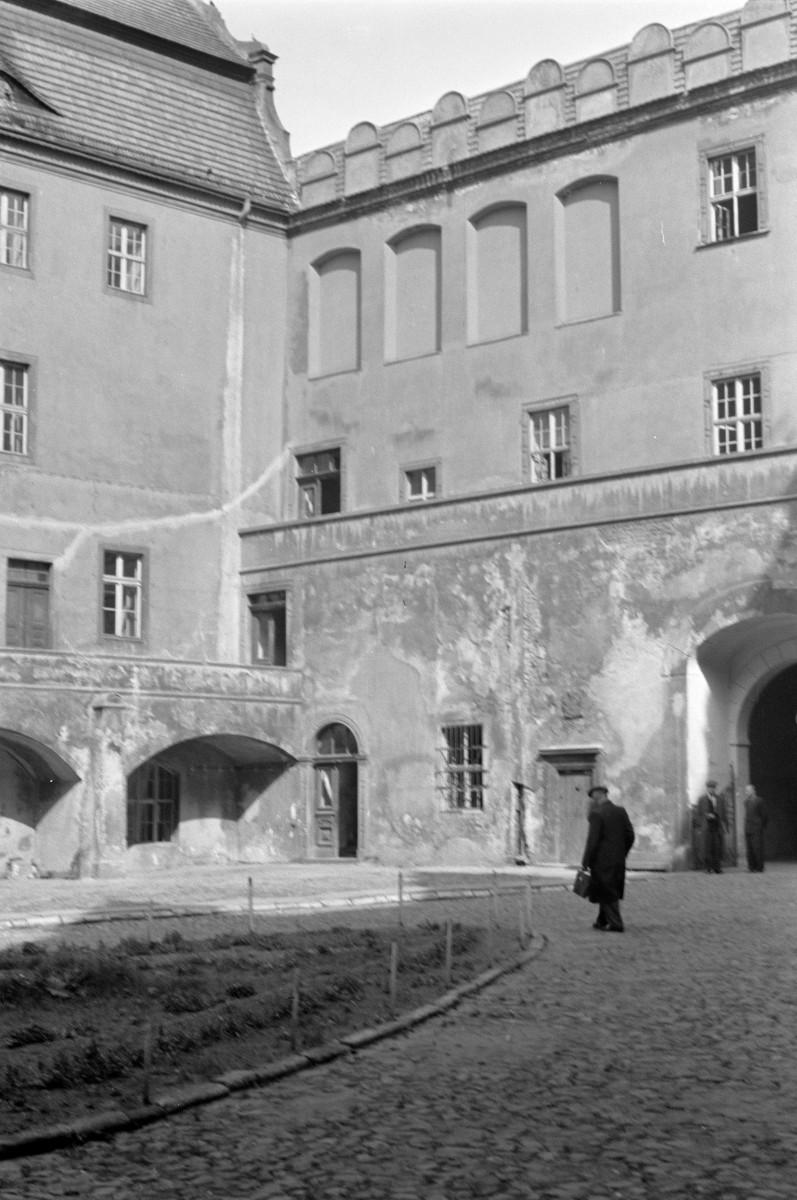 zamek - dziedziniec, skan 1