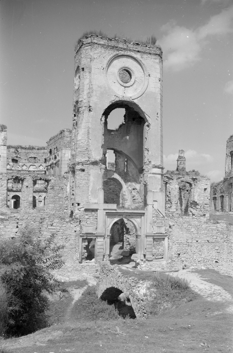 zamek Krzyżtopór - pałac Ossolińskiego - wieża bramna - elewacja frontowa, skan 1