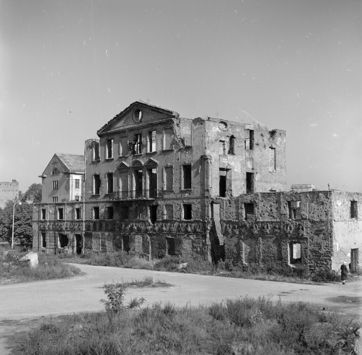 gmach Biblioteki Załuskich, tzw. Dom pod Królami - elewacja frontowa, ruina, skan 1