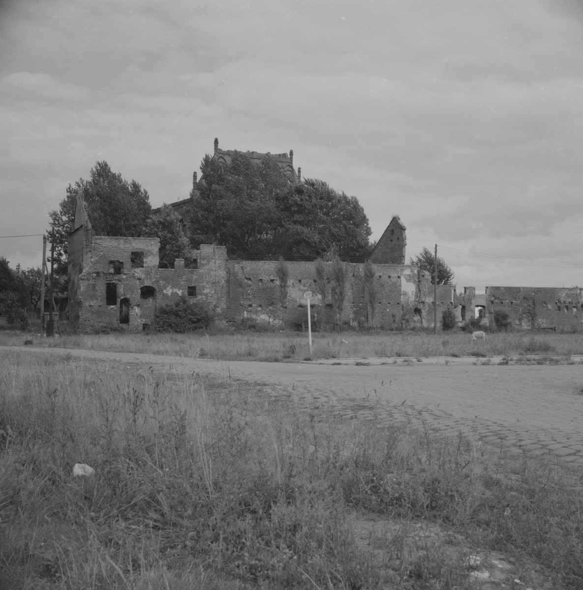 zespół klasztorny dominikanów, kościół pw. Najświętszej Marii Panny, obecnie galeria sztuki EL - widok od zachodu, skan 1