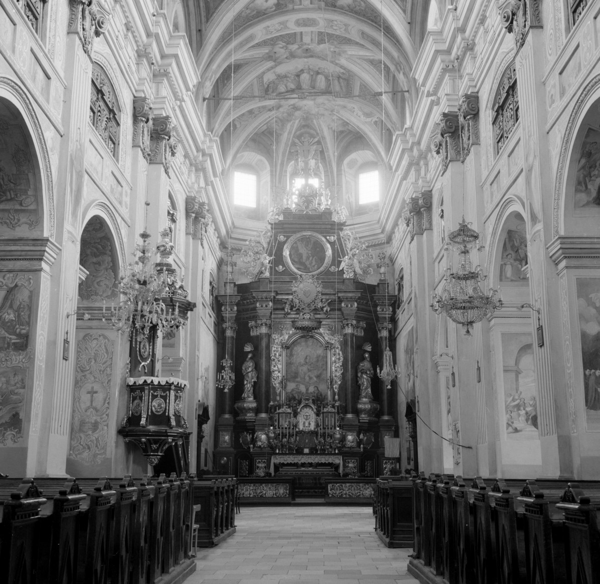 bazylika Matki Bożej Bolesnej - wnętrze, ołtarz główny, skan 1