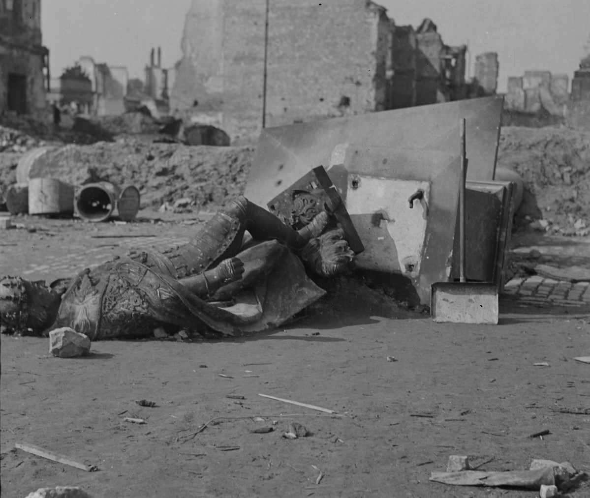 Zniszczony posąg Zygmunta III Waza. W głębi ruiny zamku królewskiego., skan 1