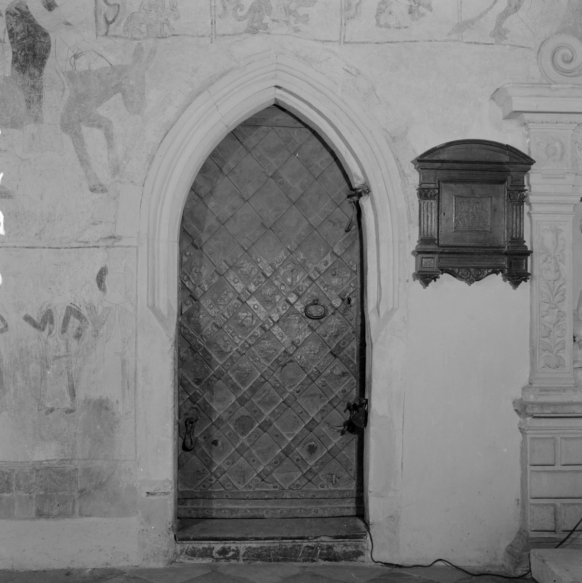 kościół pw. św. Mikołaja - wnętrze - prezbiterium - ściana północna - portal do zakrystii, skan 1