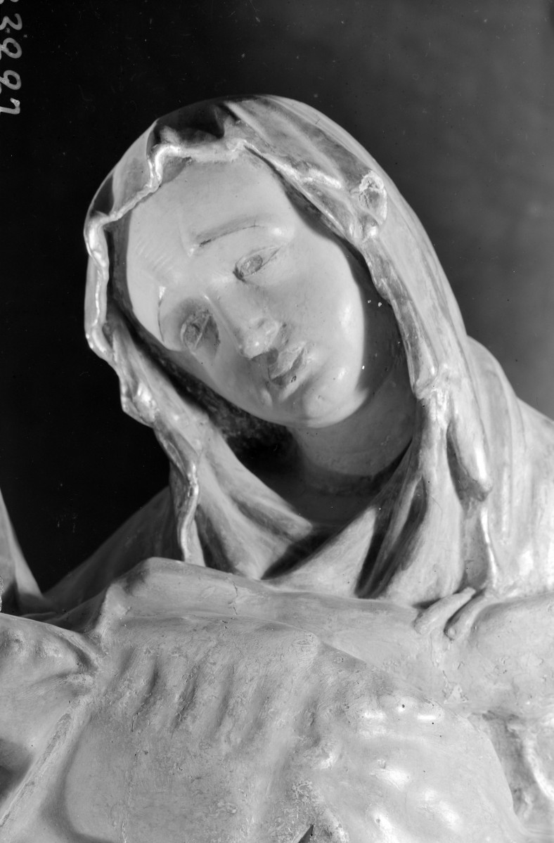 Katedra pw. Wniebowzięcia Najświętszej Marii Panny - wnętrze - kaplica Św. Krzyża (Św. Michała), ściana pólnocno-wschodnia, koło ołtarza "Opłakiwanie Chrystusa" rzeźba w drewnie - fragment, głowa Marii (z Gościeszyna), skan 1