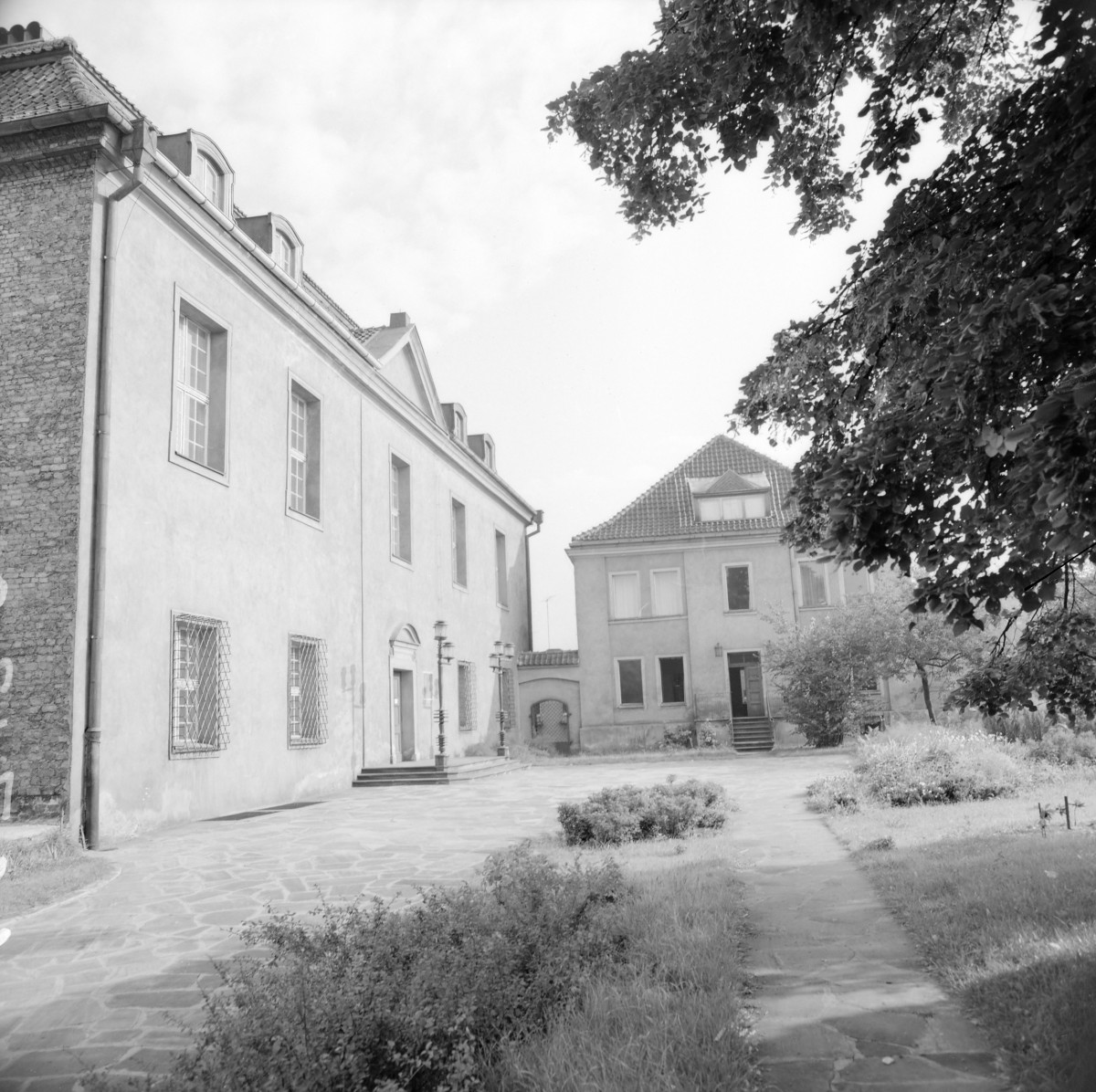 Zamek Przemysła - widok od podzamcza, skan 1