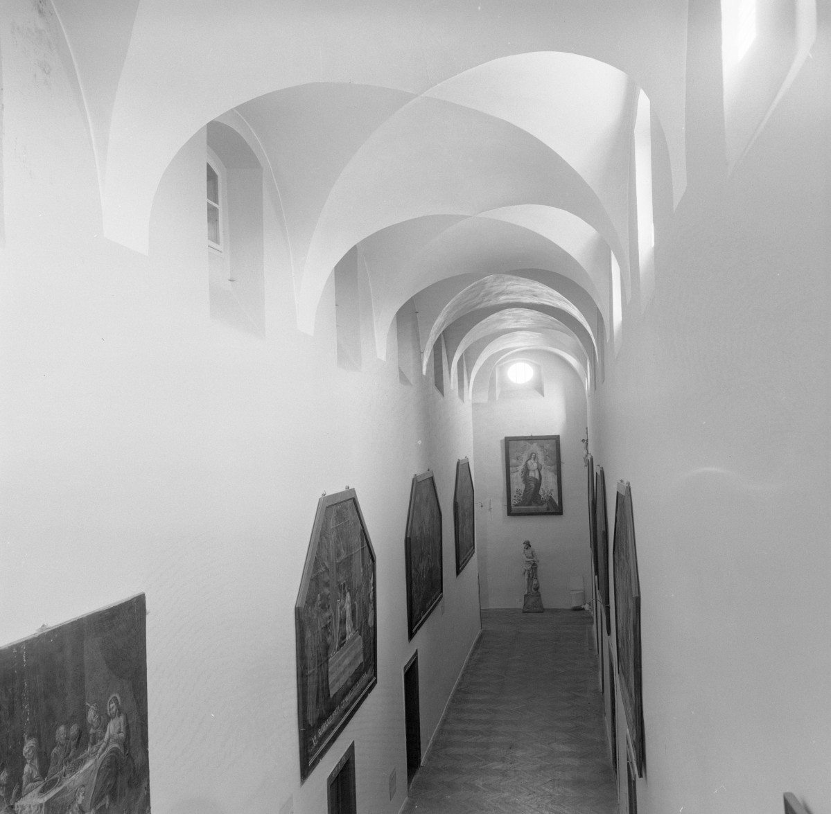 klasztor ss. Mniszek Benedyktynek - wnętrze - korytarz skrzydła południowego, skan 1