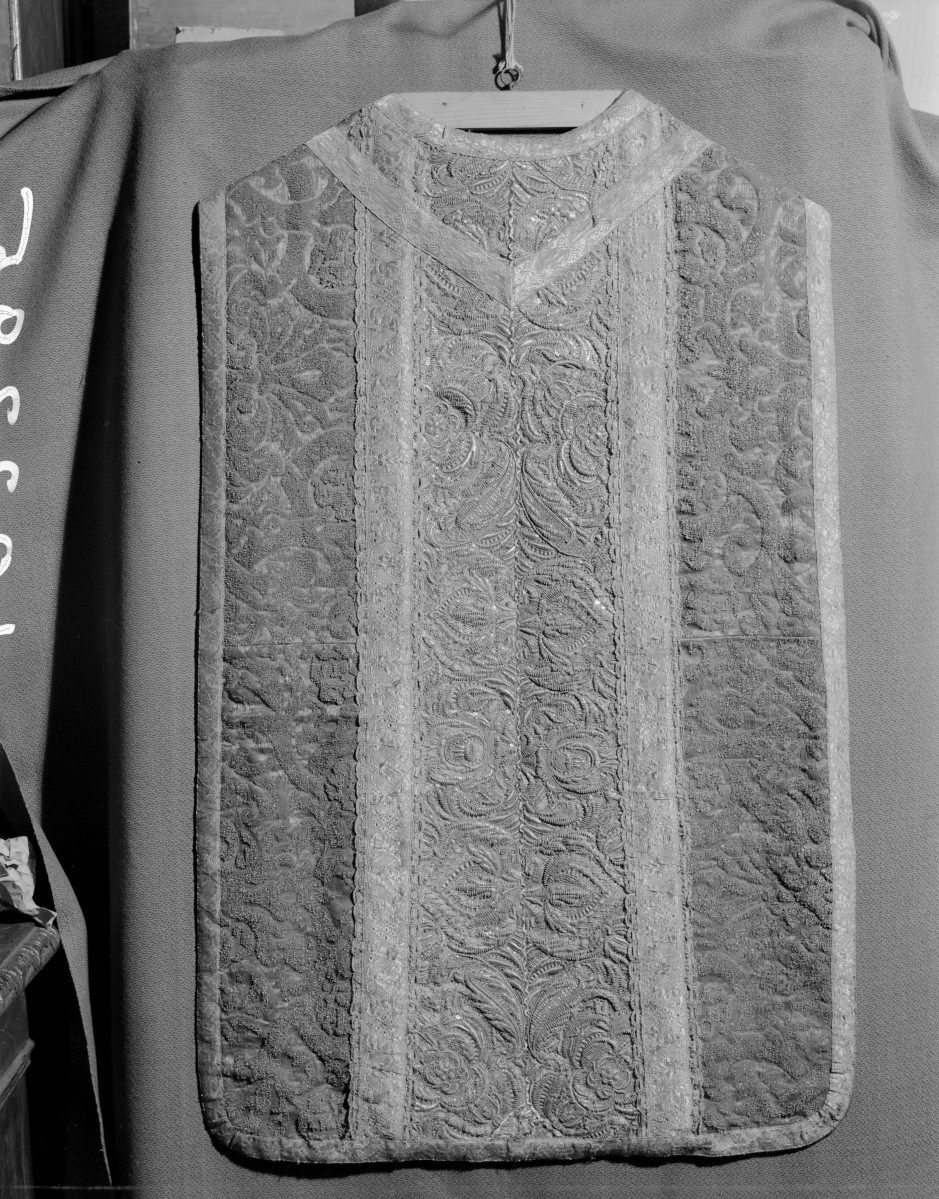 kościół pw. Wniebowzięcia Najświętszej Maryi Panny i św. Zygmunta - skarbiec katedralny - zbiory - ornat biskupa Wolskiego /tył/, skan 1