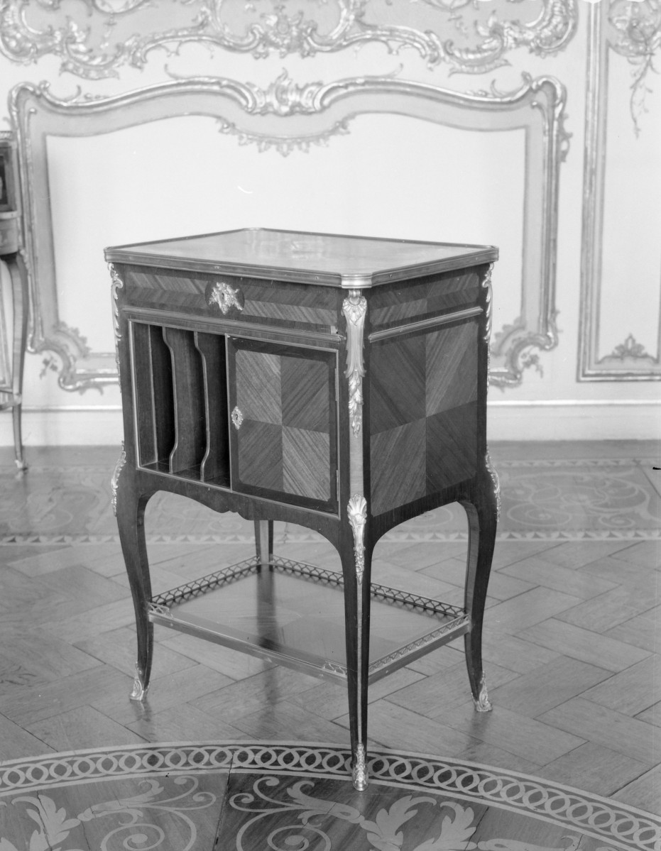 zamek magnacki Lubomirskich i Potockich - wnętrze - piętro I - Sala Lustrzana - stolik, skan 1