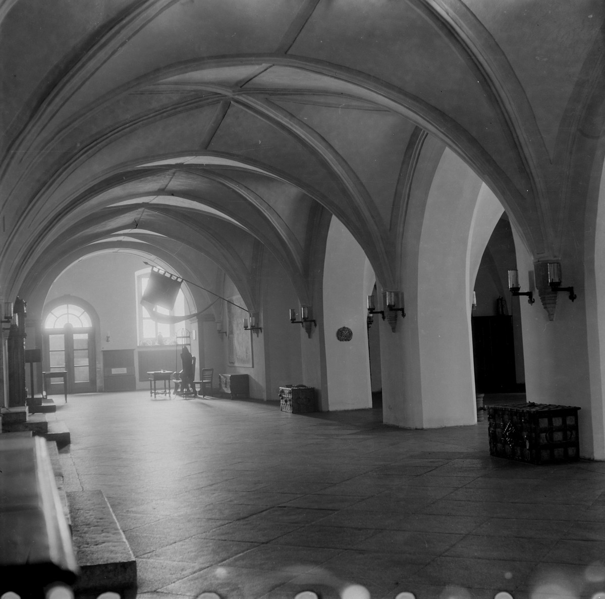 Stary Ratusz. Wnętrze sieni. Sklepienie krzyżowo - żebrowe. Posadzka., skan 1