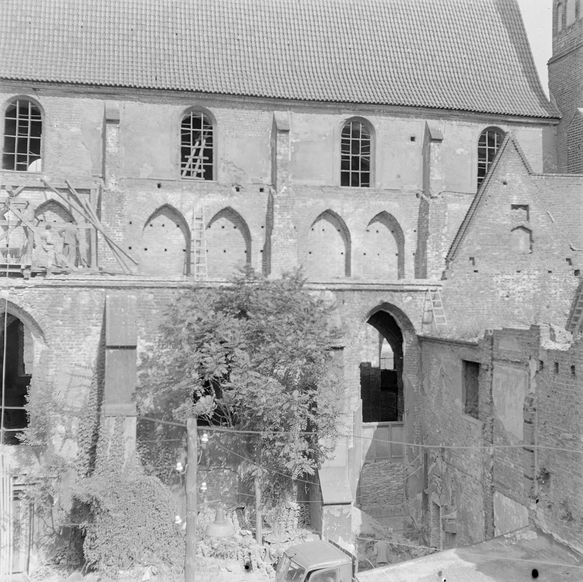 Kościół św. Bernardyna. Widok ogólny. Zniszczenia prezbiterium. , skan 1