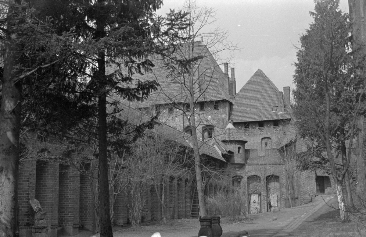 zamek krzyżacki - dziedziniec, skan 1