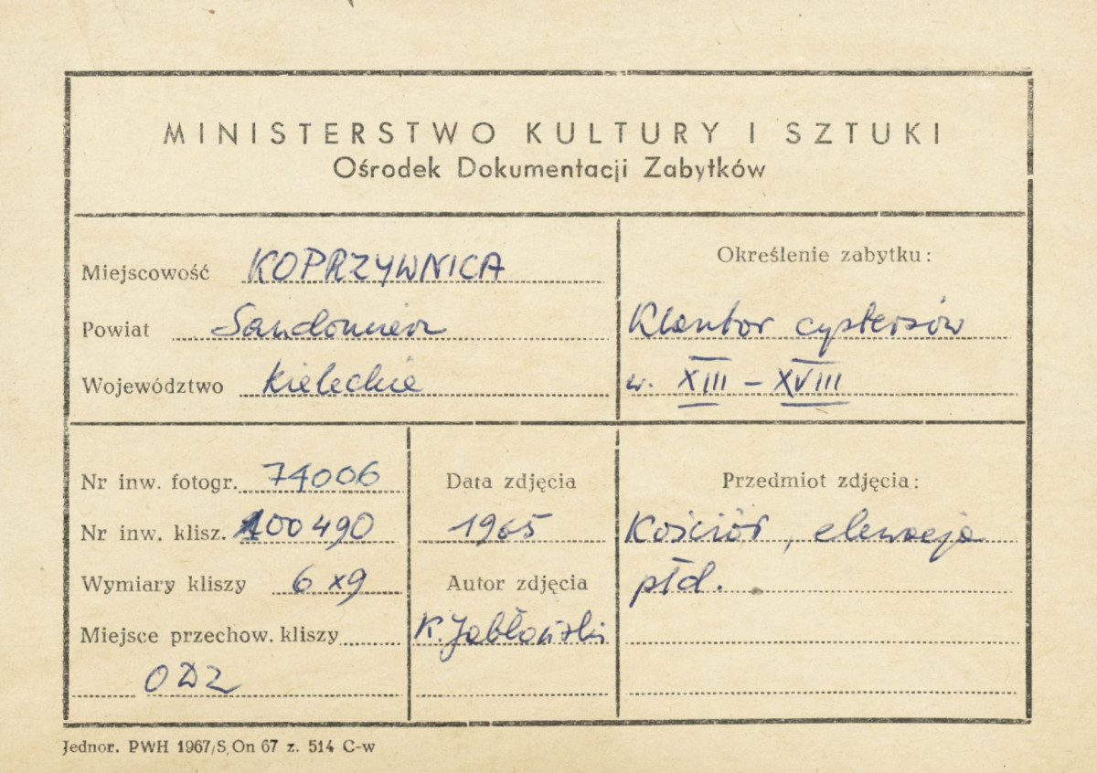 Zespół klasztorny - widok ogólny kościoła od strony płd .- metryczka, skan 1
