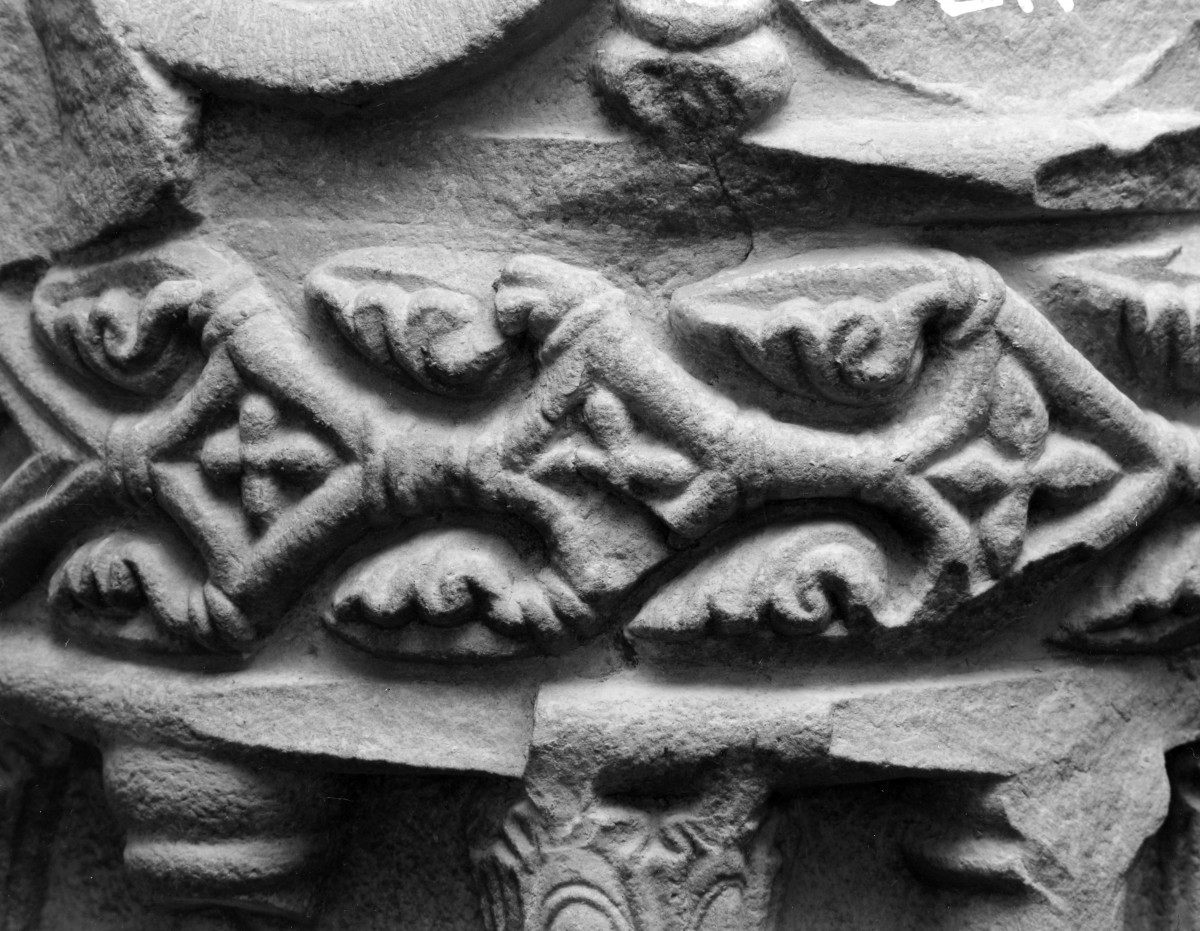 Kościół pw. Świętej Trójcy - nawa główna. Kolumna romańska. Kolumna cnót. Ornament., skan 1