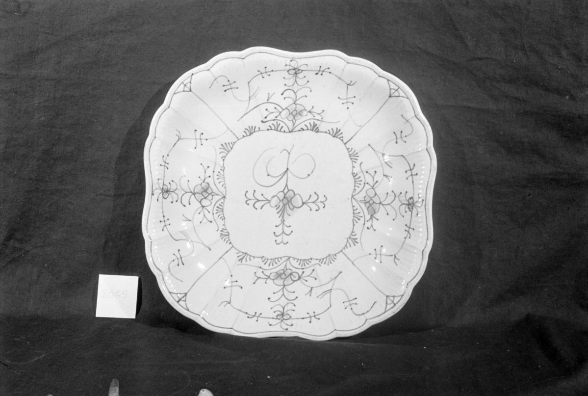 Muzeum Narodowe w Warszawie, talerz fajansowy biały z ornamentem kobaltowym, skan 1