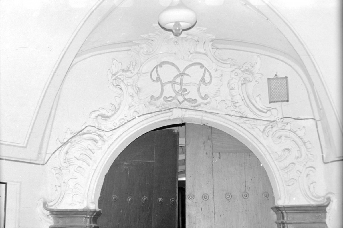 Kościół św. Anny - wnętrze: dekor wejścia w przedsionku, skan 1