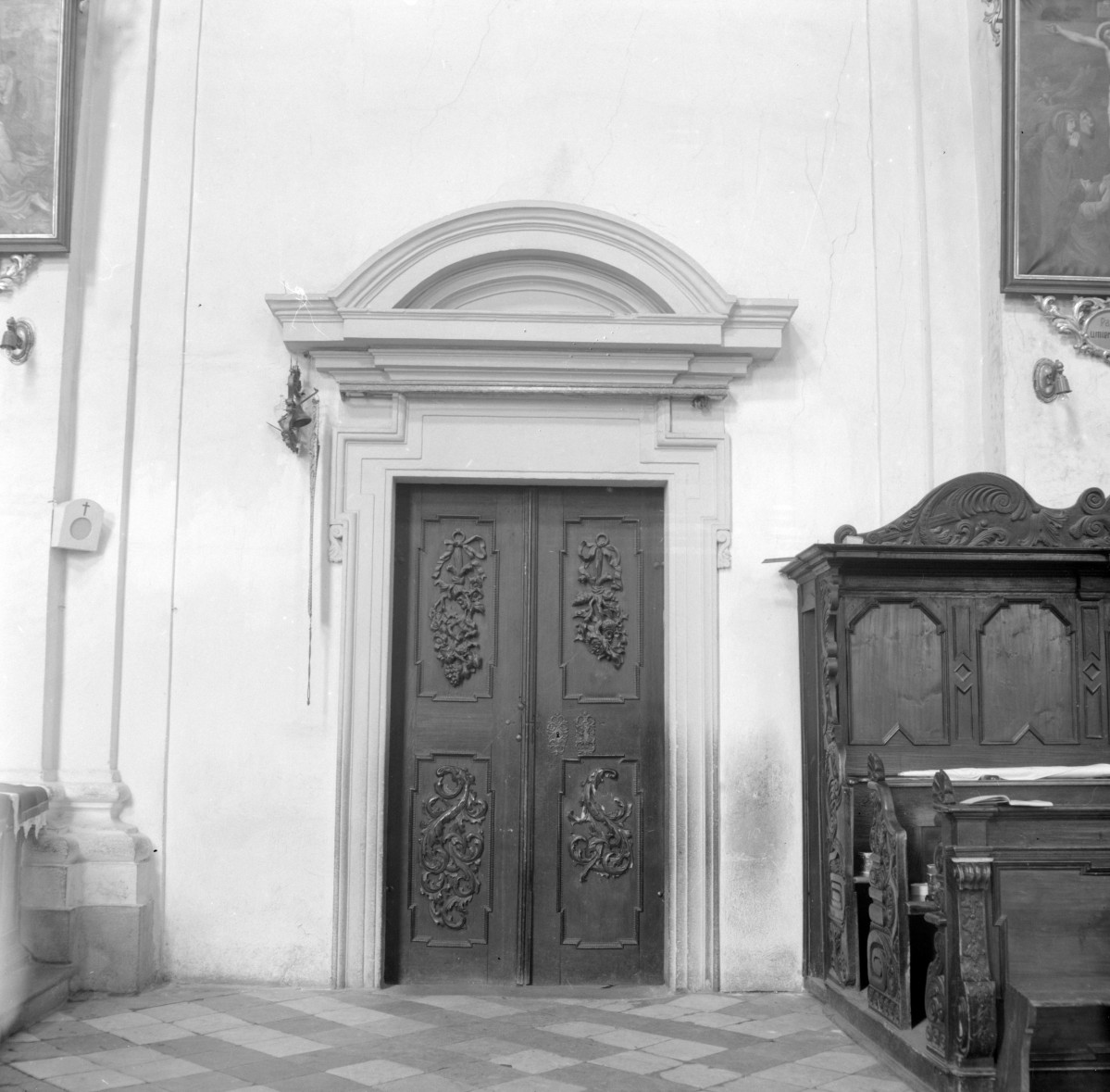 kościół parafialny pw. św.św. Mikołaja i Franciszka Ksawerego - wnętrze, portal do zakrystii, skan 1