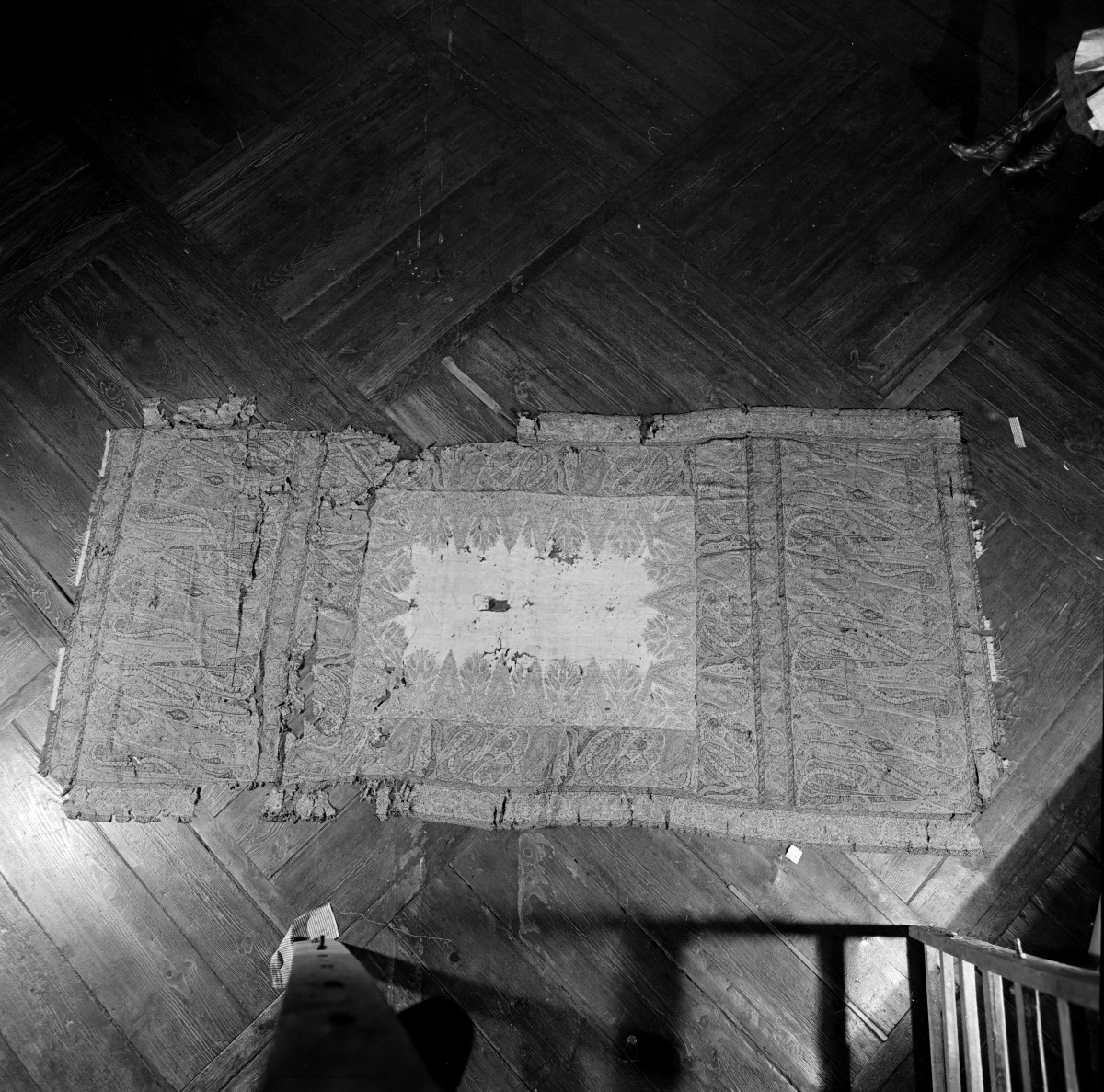 Muzeum Narodowe - Szal kaszmirowy, całość. Zniszczenia., skan 1