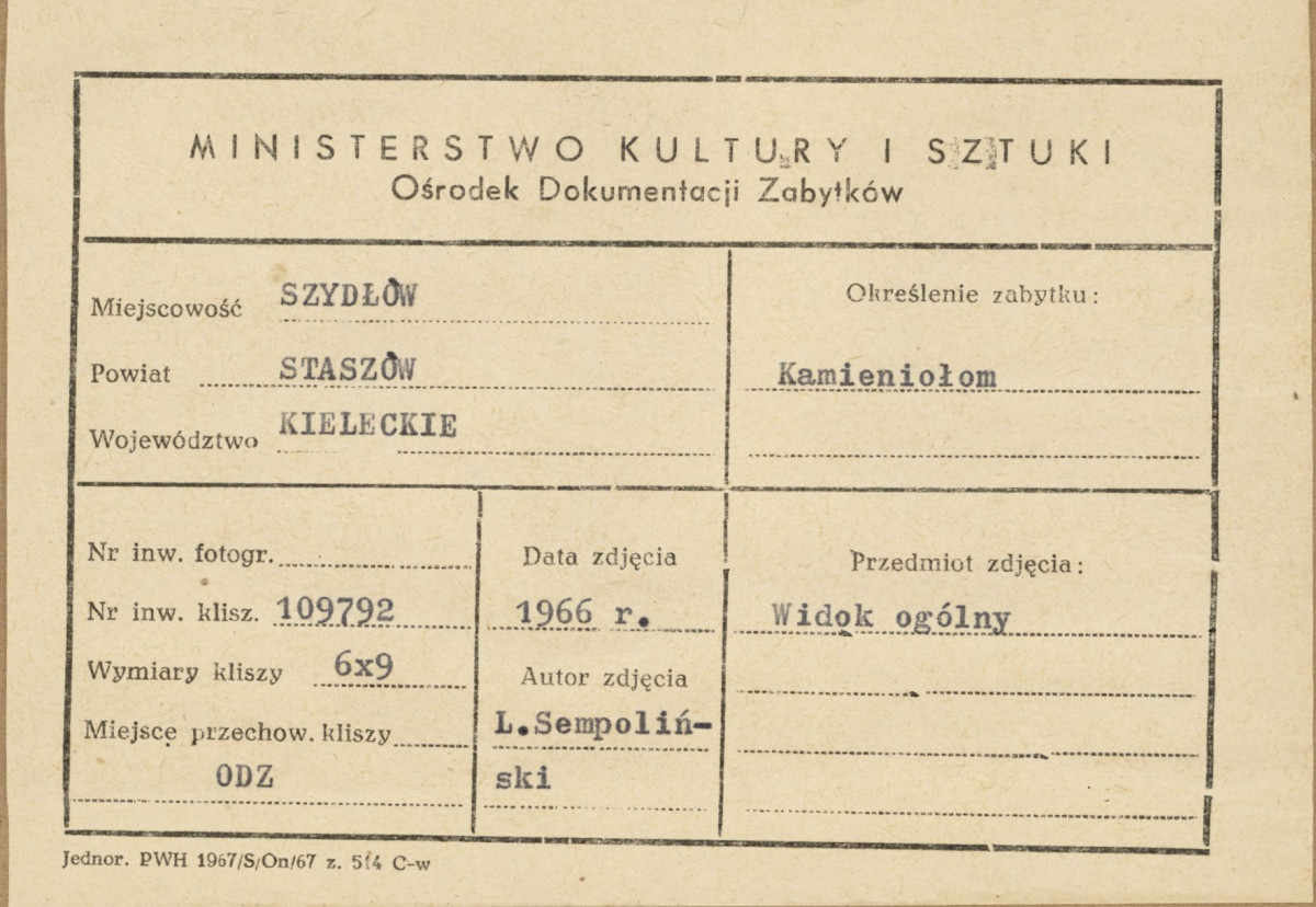 Widok na kamieniołom, w tle fragment płd. i zach. elewacji kościoła filialnego - metryczka, skan 1