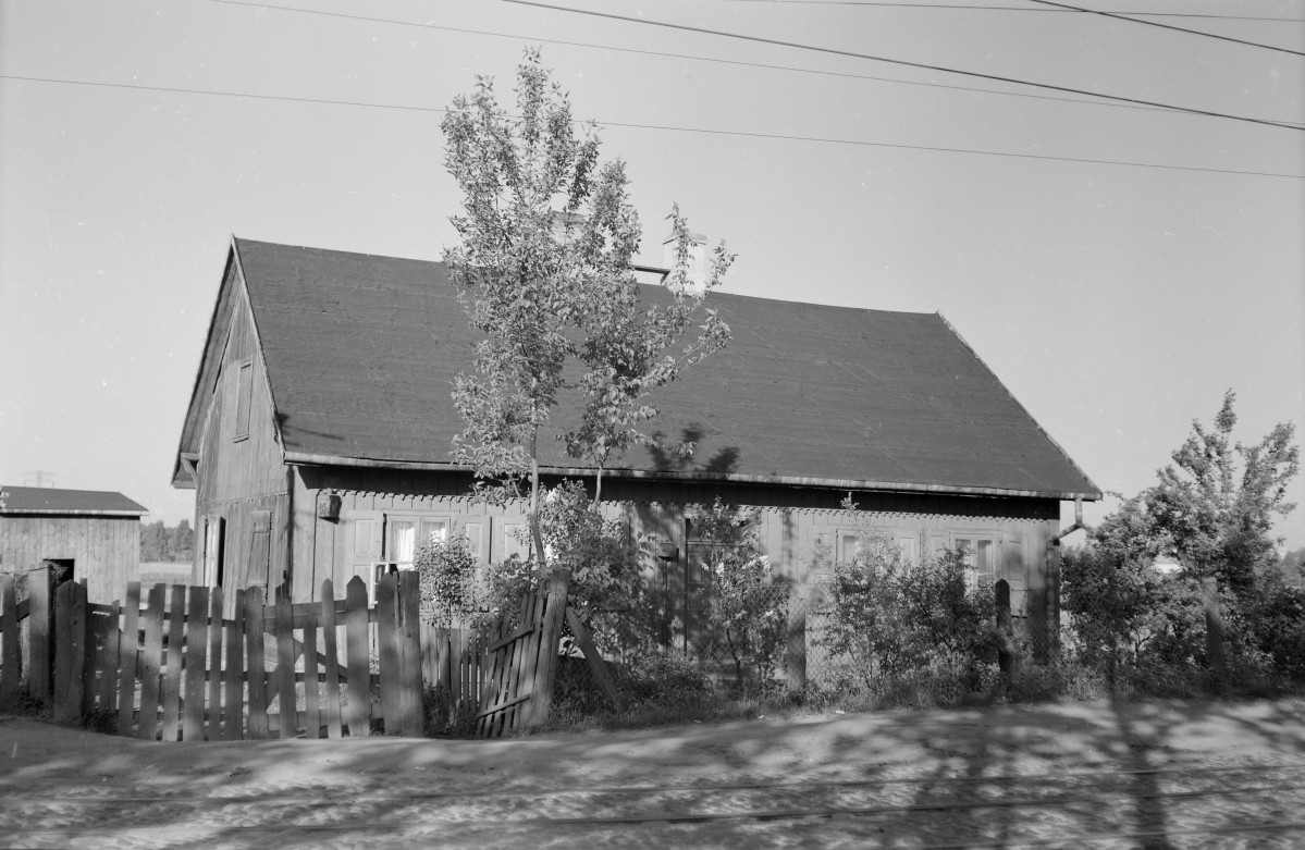 Zabudowa drewniana. Dom z dachem dwuspadowym. Widok od strony ulicy., skan 1