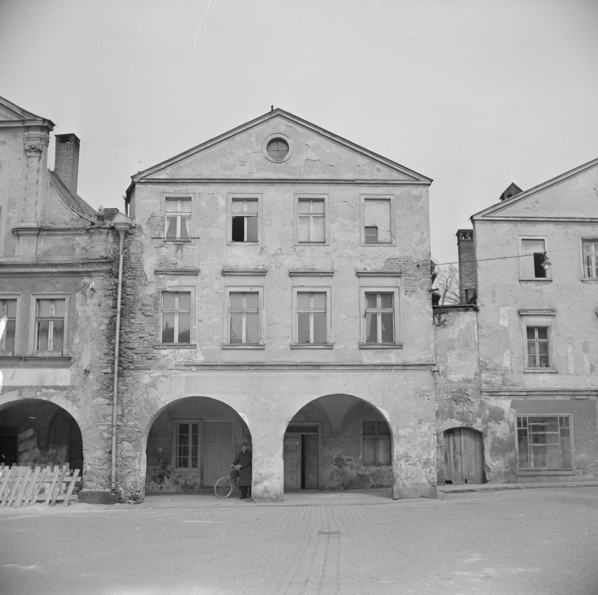 rynek miejski - kamienica - elewacja frontowa, skan 1