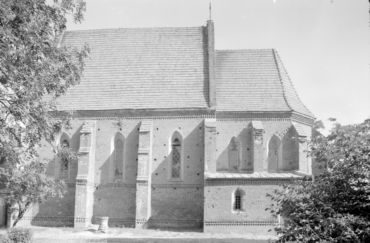 Kościół św. Stanisława Biskupa i św. Tomasza Apostoła - elewacja pd. prezbiterium., skan 1