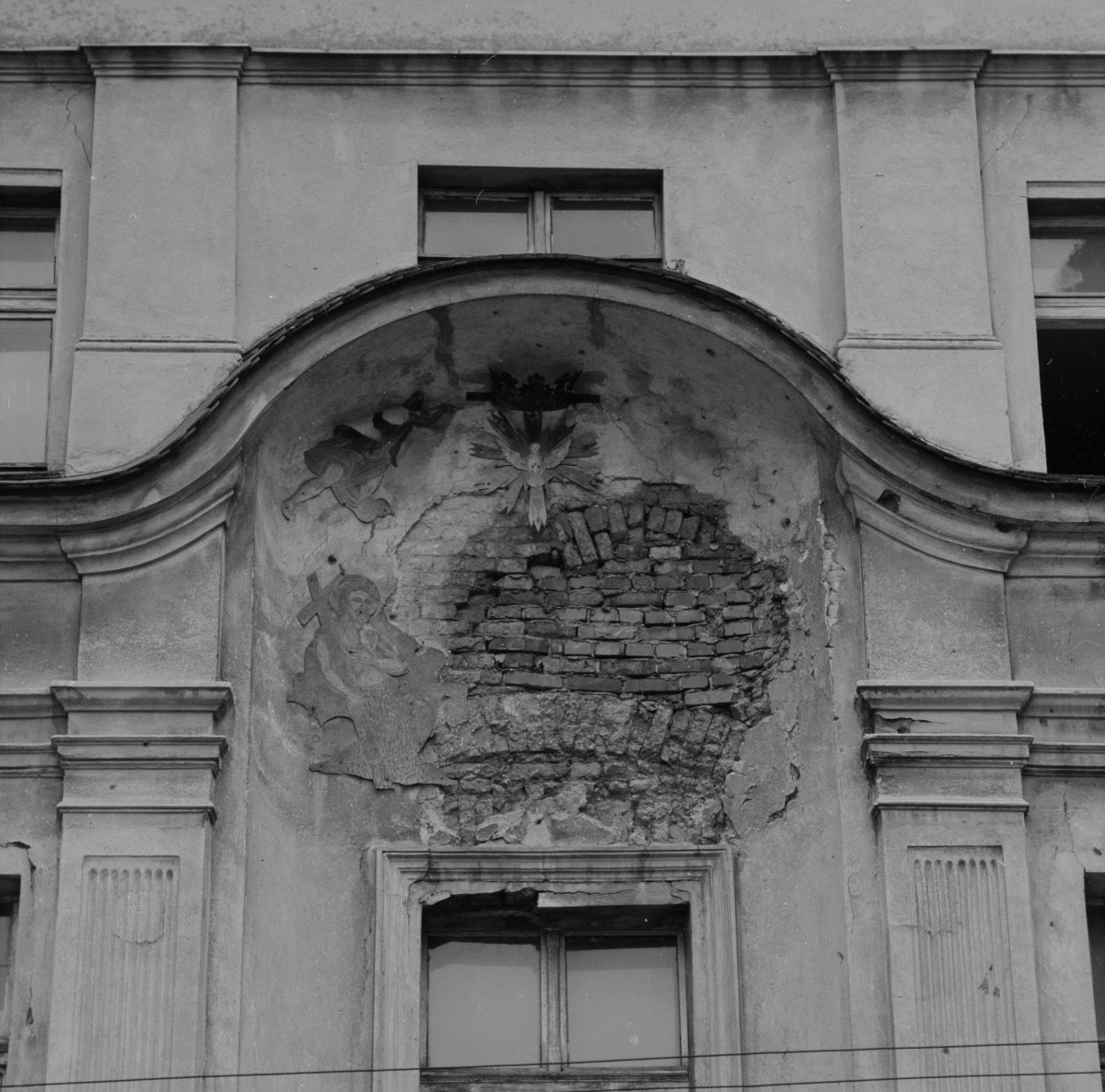 dom mieszkalny - elewacja frontowa - fragment z polichromią, skan 1