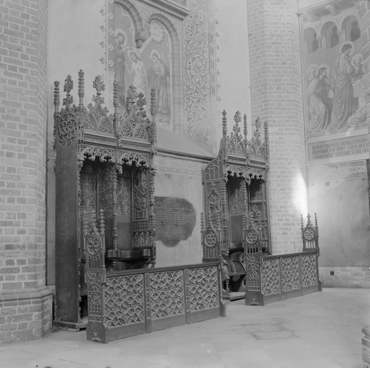 klasztor Cystersów - kościół pw. Wniebowzięcia NMP, św. Bernarda, św. Benedykta i św. Stanisława - wnętrze - prezbiterium - stalle, skan 1