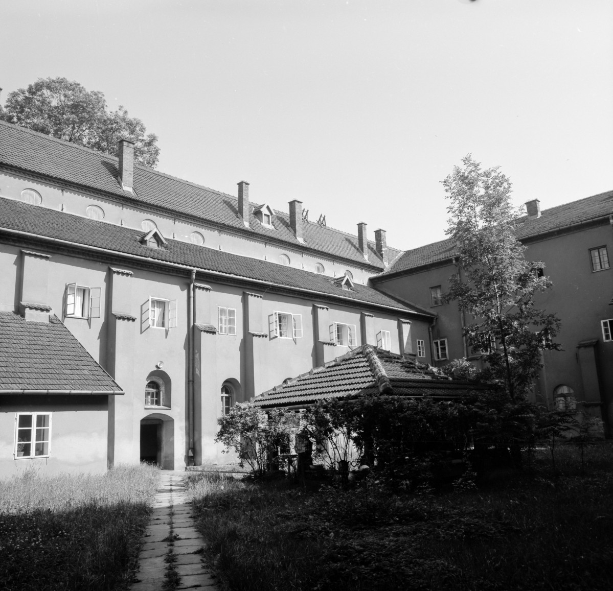 klasztor ss. Mniszek Benedyktynek - wirydarz - /elewacja/ narożnik południowo - wschodni, skan 1