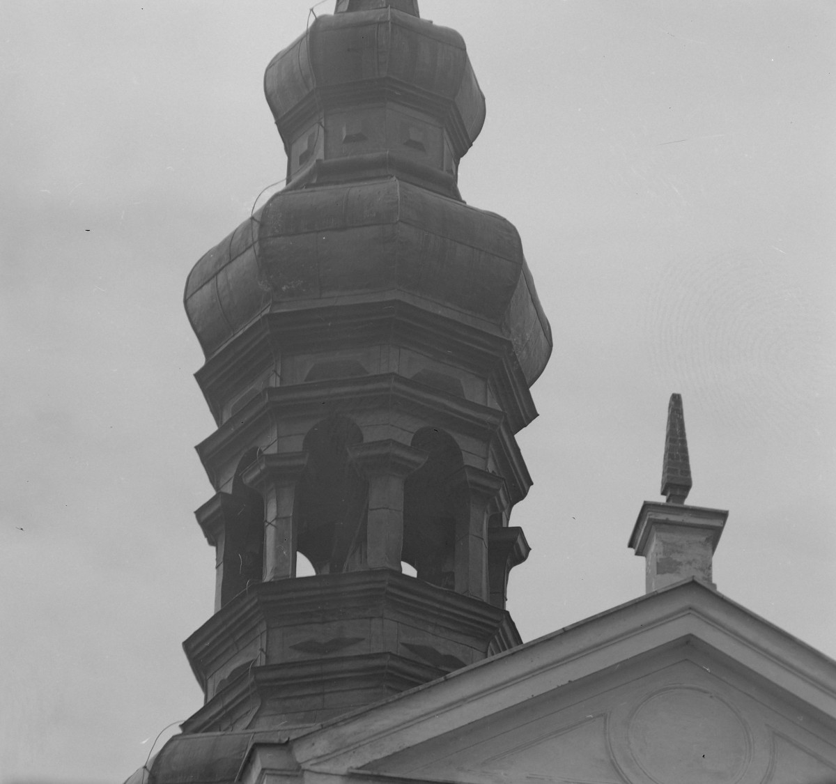 Bazyliki Wniebowzięcia NMP - fragment wiezyczki oraz szczytu, skan 1