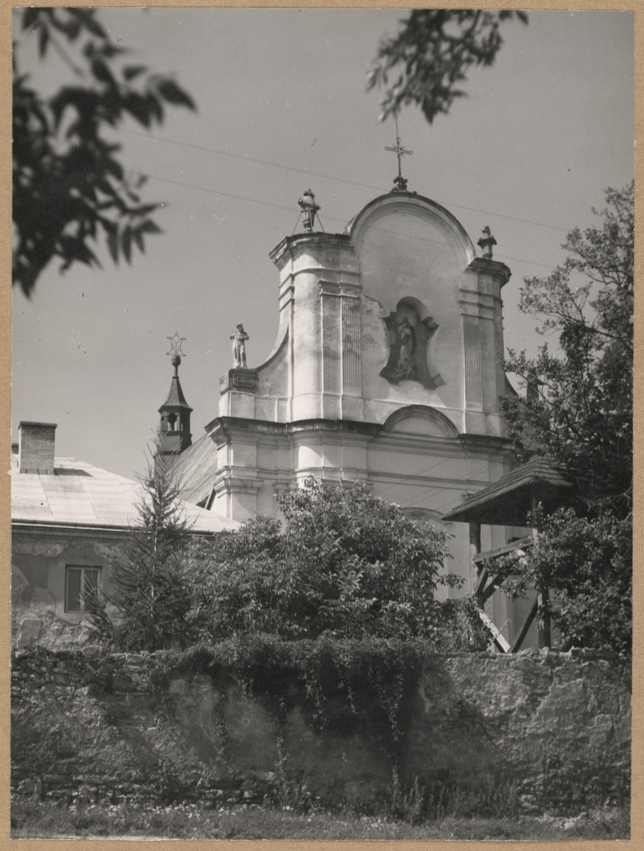Zespół klasztorny - widok górnej części fasady kościoła 

 , skan 1