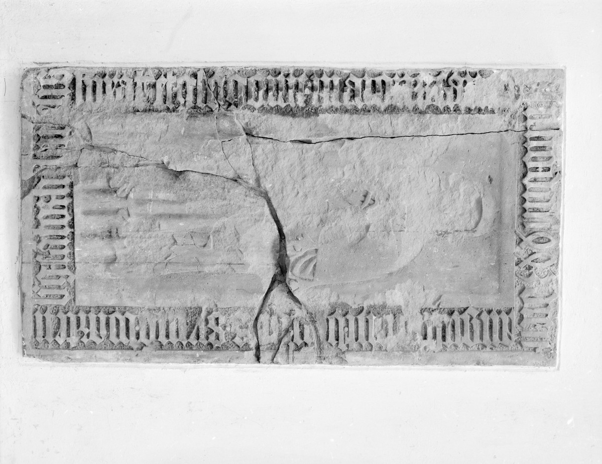 Kościół Najświętszej Marii Panny - wnętrze: epitafium, płyta nagrobna, skan 1