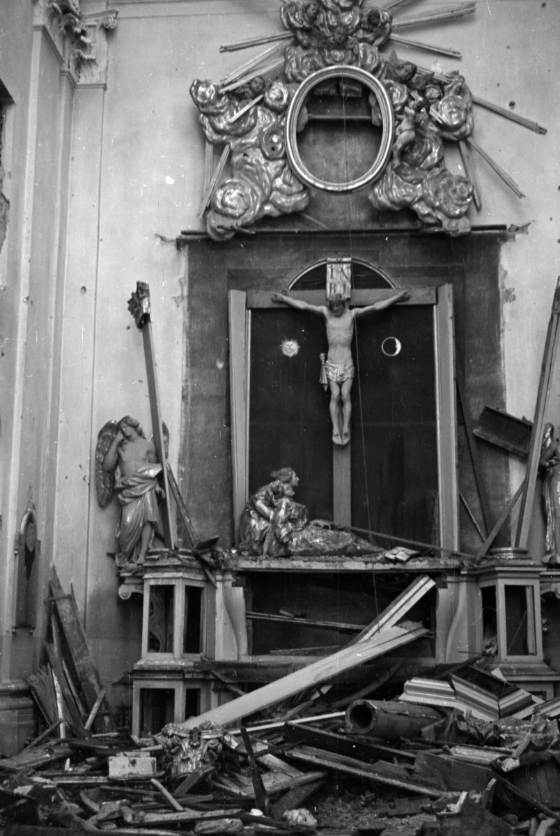 Kościół pw. św. Franciszka Serafickiego. Zniszczone wnętrze. Ołtarz., skan 1