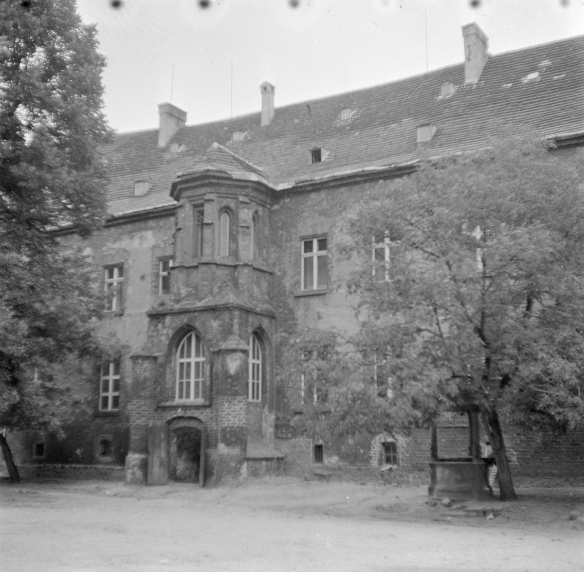 zamek królewski - dziedziniec - wykusz gotycki, skan 1