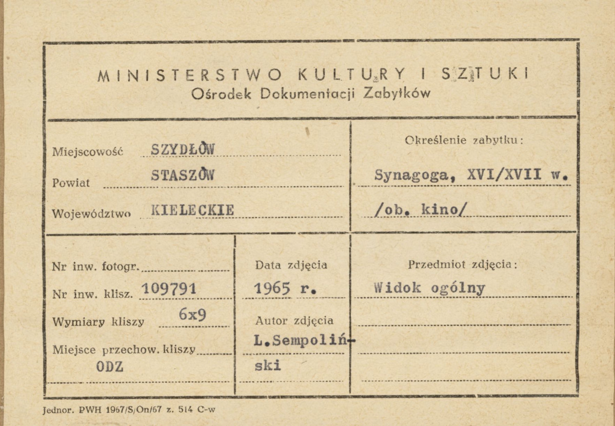 Synagoga - widok ogólny od strony płd.  wraz z ruinami przyległego budynku - metryczka, skan 1