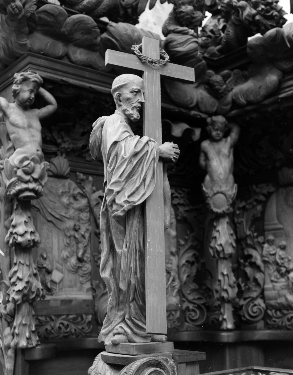 kościół parafialny pw. Wniebowzięcia NMP i Jana Chrzciciela - wnętrze: stalle - fragmen, figura świętego, skan 1