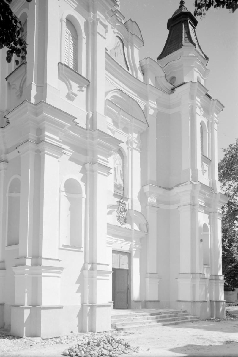 Kościół parafialny pw. NPNMP - elewacja frontowa z portalem, skan 1