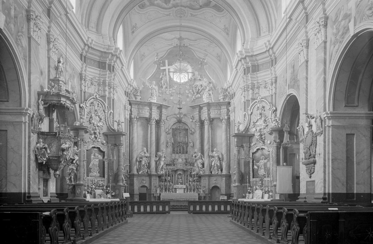 zespół klasztorny Bernardynów, kościół, ob. parafialny pw. Przemienia Pańskiego i św. Michała Archanioła -wnętrze: widok w stronę ołtarza, skan 1