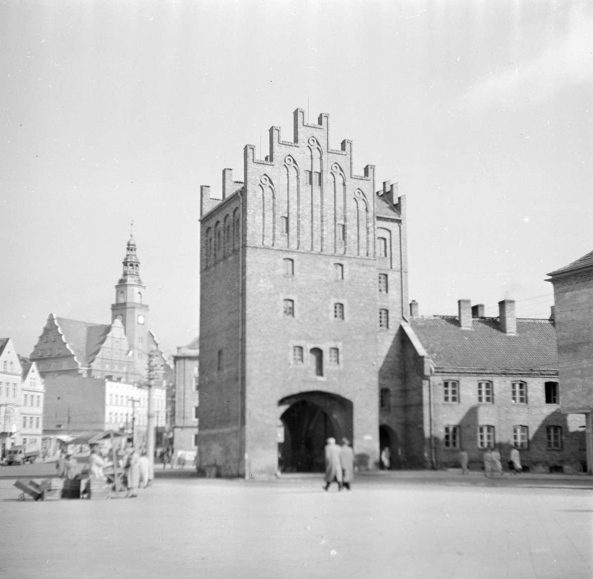 Brama Wysoka (po 1378) - widok ogólny w głębi ratusz przy Starym Rynku, skan 1