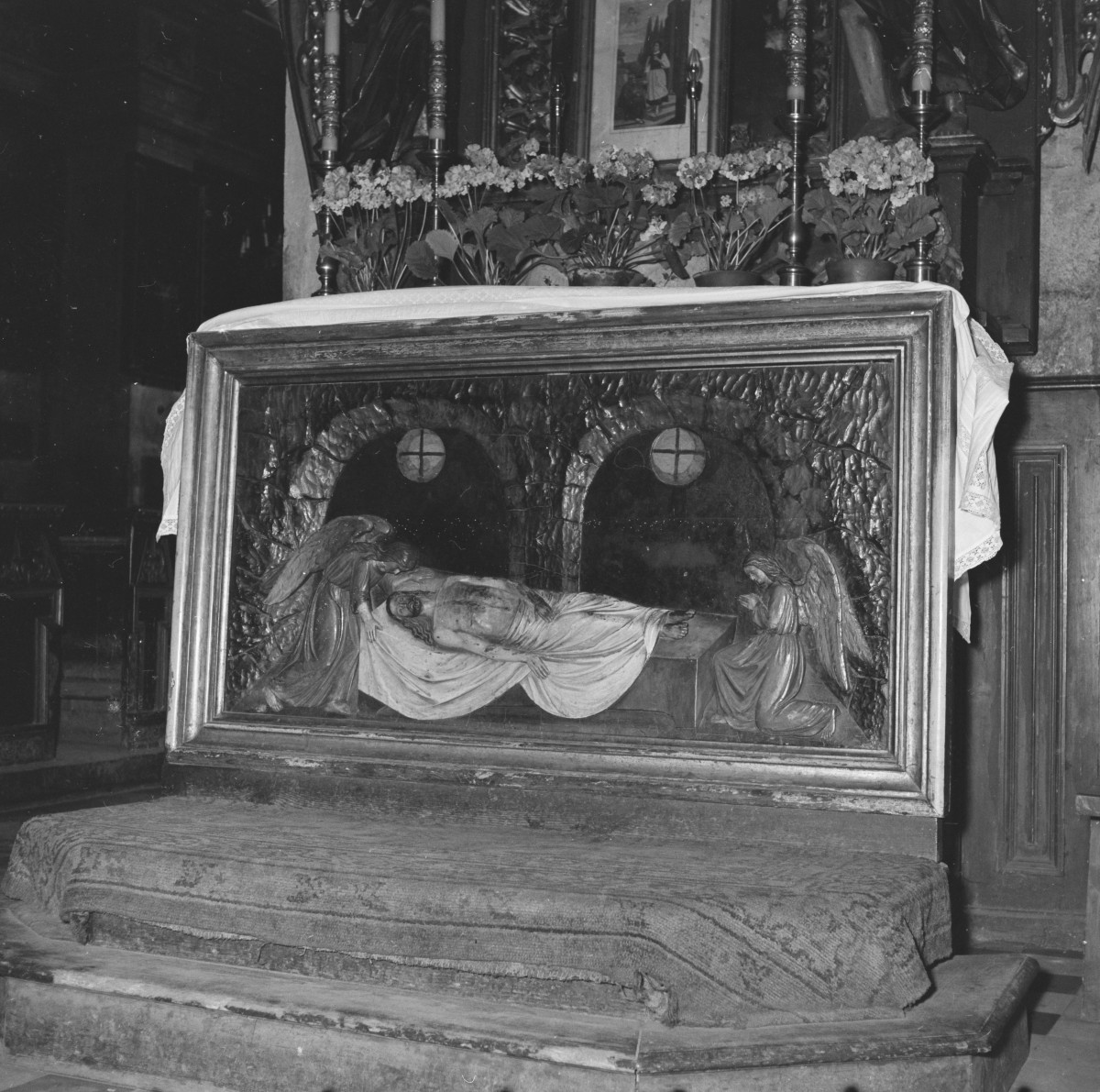 kościół farny św. Trójcy - ołtarz - antepedium "Chrystus w grobie", skan 1