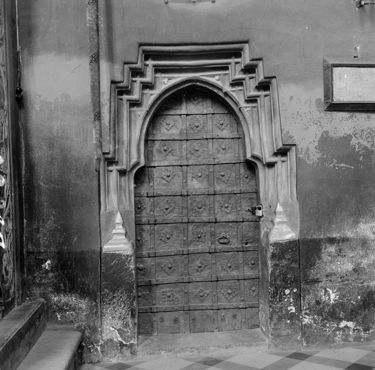 kościół pw. Bożego Ciała - wnętrze - nieczynny portal /?/, skan 1