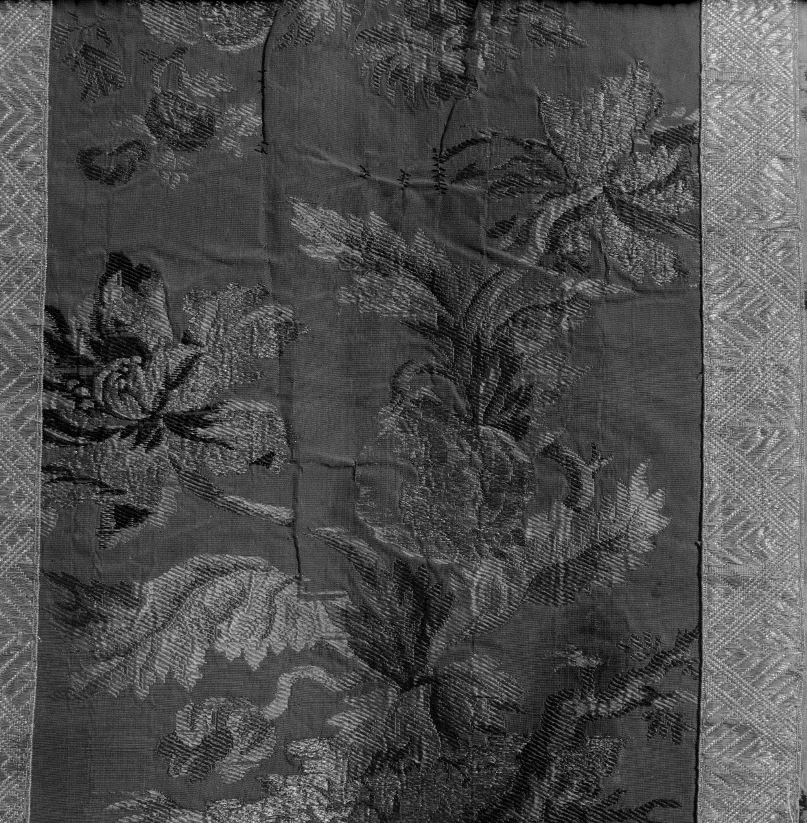 Skarbiec Katedralny - Dalmatyka. Francja ok. 1740. Fragment raportu wzoru kolumny., skan 1