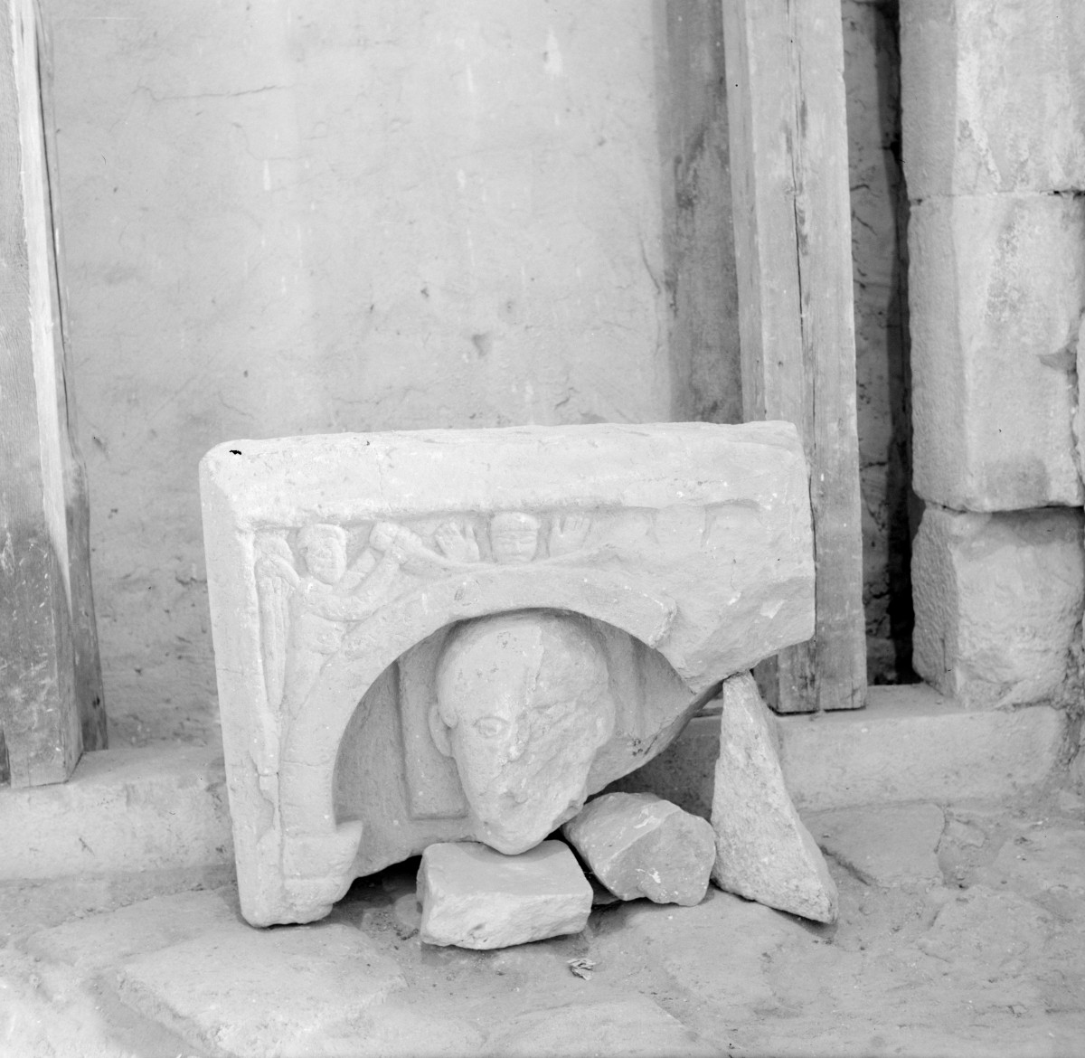 klasztor Norbertanek - kościół pw. Świętej Trójcy - wnętrze - detal romański, skan 1