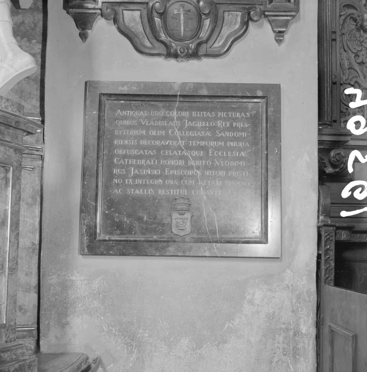 kościół katedralny pw. Narodzenia Najświętszej Marii Panny - wnętrze: tablica upamiętniająca restaurację fresków Jagiellońskich, skan 1