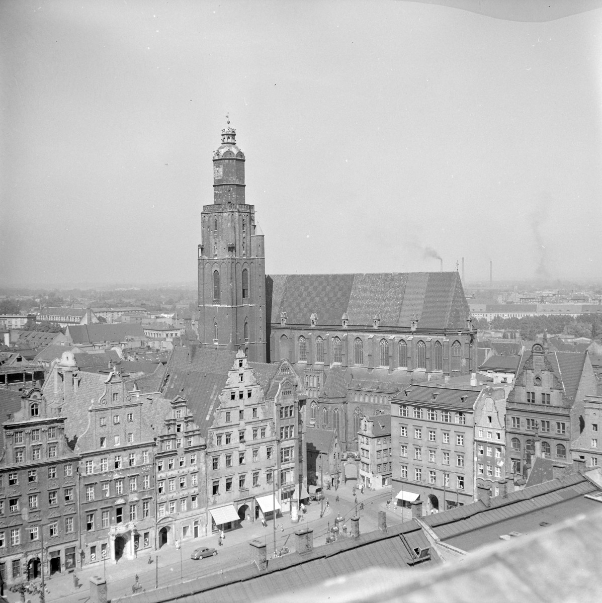 kościół parafialny, ob. garnizonowy pw. św. Elżbiety - widok z wieży ratusza, skan 1