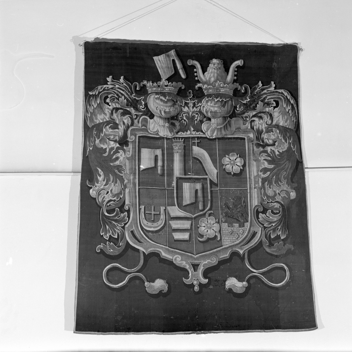 Muzeum Narodowe - Portiera z herbem Topór kanclerza Stefana Korycińskiego. Detale., skan 1