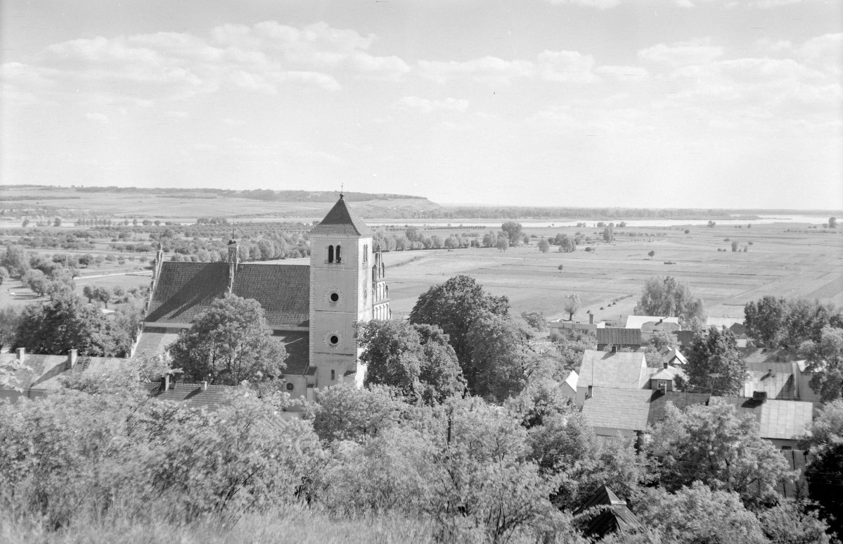 Kościół św. Stanisława Biskupa i Męczennika i św. Małgorzaty i zabudowa miejska - widok od strony zamku., skan 1